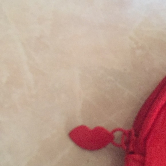 Red makeup bag - Picture 3 of 3
